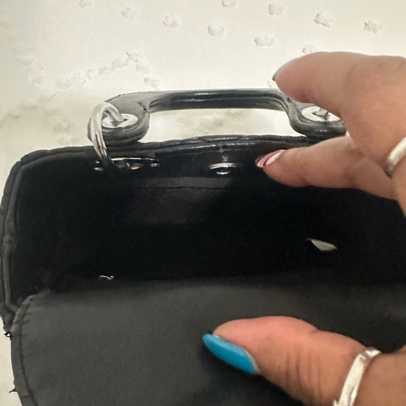 Elegant Black Quilted Handbag - Picture 5 of 7